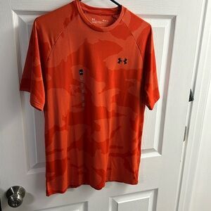 New with sticker on shirt. Never worn Under Armour men’s medium t shirt.
